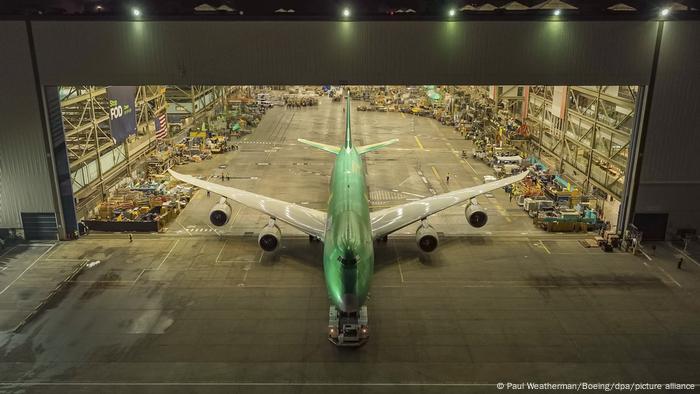 Die letzte Boeing 747 verlässt den Hangar in Everett bei Seattle, USA.