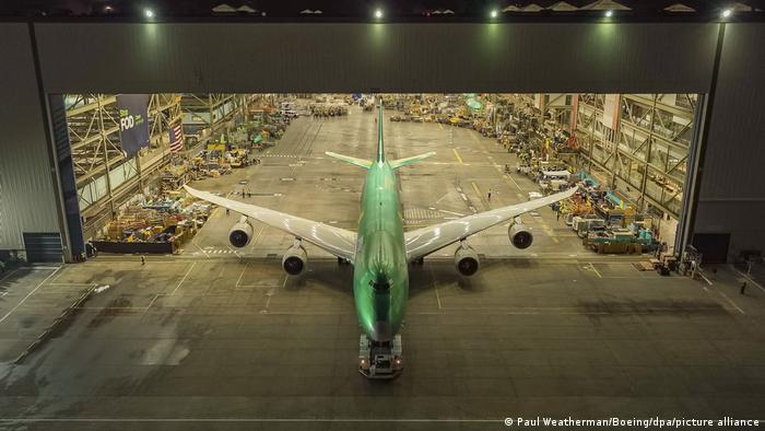 Das letzte Exemplar der 747 verlässt am 7. Dezember 2022 noch unlackiert das Boeing-Werk in Everett bei Seattle. Die Maschine wird am 31. Januar an den Endkunden Atlas Air Worldwide übergeben. 