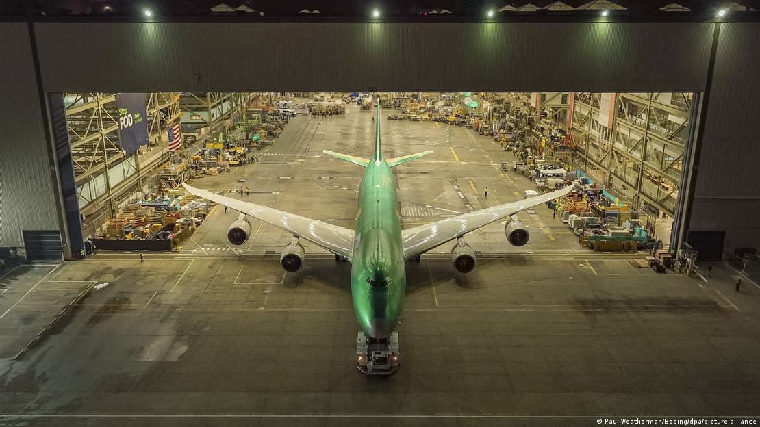 Poslednji primerak 747 napustio je fabriku Boinga u Everetu 7. decembra 2022, još neobojen. Avion je predat krajnjem kupcu, kompaniji „Atlas er“ 31. januara