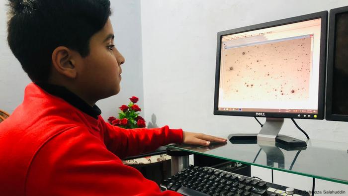 Ein pakistanischer Student, der an einem Bildungsprojekt zur Weltraumforschung teilnimmt 