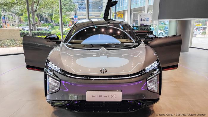 Ein HiPhi-X-Elektroauto wird auf einer Ausstellungsfläche präsentiert