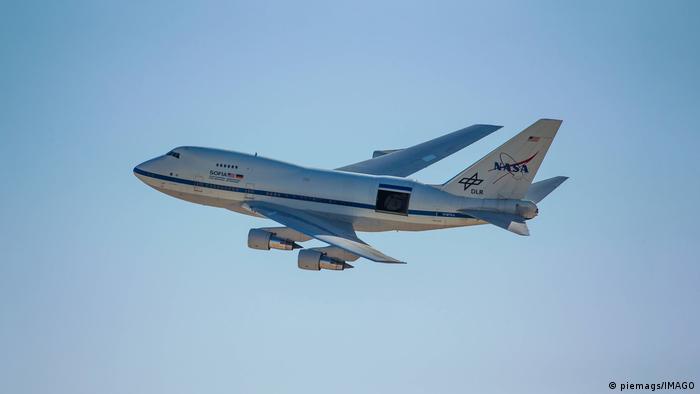 Die gemeinsam von NASA und DLR umgebaute B747 fliegt mit einem Spiegelteleskop durch die Luft.