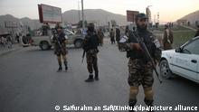 Mitglieder der Taliban stehen am Ort einer Explosion Wache. Bei einem Bombenanschlag in der afghanischen Hauptstadt Kabul nahe der Trauerfeier für die Mutter eines hochrangigen Taliban-Funktionärs sind mehrere Zivilisten getötet worden. +++ dpa-Bildfunk +++