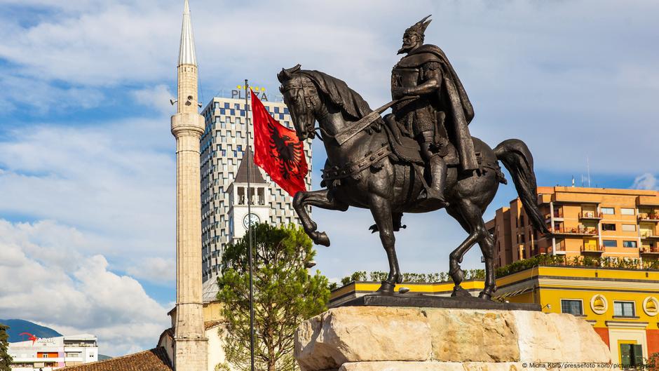 Skenderbegov trg u Tirani
