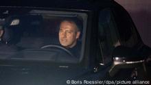 Bundestrainer Hans-Dieter Flick verlässt in einem Wagen das Kempinski-Hotel. Er hat nach einem rund zweistündigen Krisengespräch mit DFB-Präsident Bernd Neuendorf und DFL-Aufsichtsratchef Hans-Joachim Watzke das Hotel in einem Vorort von Frankfurt wieder verlassen. Der Bundestrainer gab bei seiner Abfahrt keinen Kommentar ab.