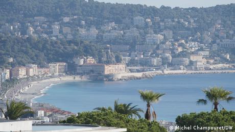 По Лазурния бряг на Ница французи с учудване наблюдават луксозни