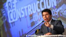 Auf diesem vom peruanischen Präsidentenamt zur Verfügung gestellten Bild spricht Pedro Castillo, Präsident von Peru, während einer Veranstaltung. (zu dpa «Perus Präsident Castillo will Kongress auflösen») +++ dpa-Bildfunk +++