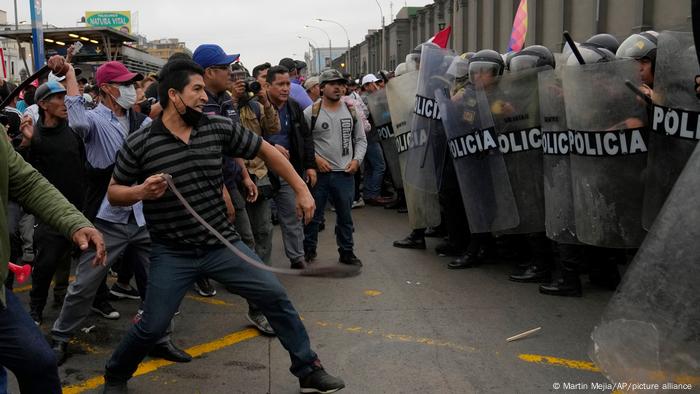 Simpatizantes del expresidente Pedro Castillo se enfrentan a la policía antidisturbios que rodea la estación de policía en Lima, donde permanecía detenido.