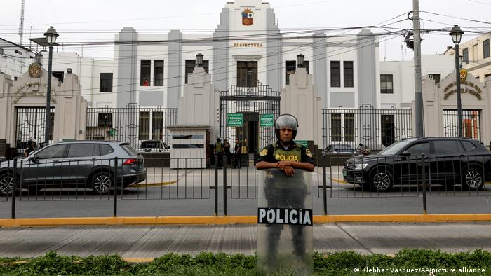 La Fiscalía de Perú confirmó la detención del expresidente Pedro Castillo y dijo que la misma fue supervisada por la fiscal de la Nación, Patricia Benavides. El exmandatario está recluido en la Prefectura de Lima.