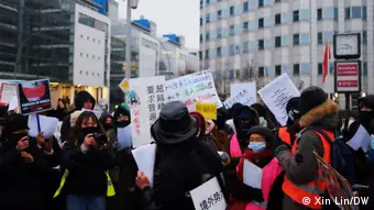 去年12月初，在德华人也在中国驻柏林大使馆前举行示威集会，抗议中国当局的清零防疫政策 