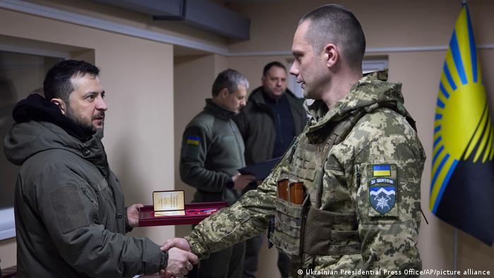 Präsident Wolodymyr Selenskyj überreicht einem Soldaten in Slowjansk einen Orden 