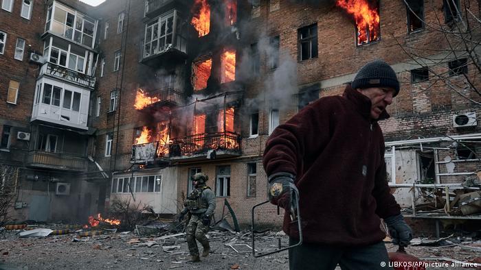 Brennendes Haus in Bachmut in der Donezk-Region