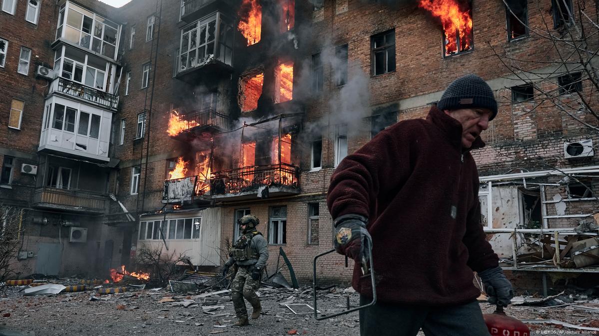 Ukraine updates: Zelenskyy says Russians 'destroyed' Bakhmut – DW –  12/10/2022