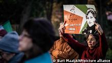 2022-12-07 15:33:09 DEN HAAG  Eine Demonstration iranisch-niederländischer Studenten vor dem Repräsentantenhaus, um Solidarität mit Demonstranten im Iran zu zeigen. Nach dem Tod der 22-jährigen Mahsa Amini ist im Land eine Protestwelle ausgebrochen. ANP BART GEMACHT