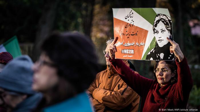 Iraner in den Niederlanden demonstrieren in Den Haag gegen die iranische Regierung