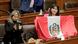 Abgeordnete zeigt im Parlament eine peruanische Flagge Abgeordnete zeigt im Parlament eine peruanische Flagge