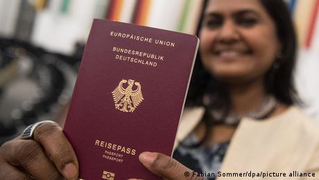 Deutschland: Bundestag beschließt schnelle Einbürgerungen - Lob und Kritik