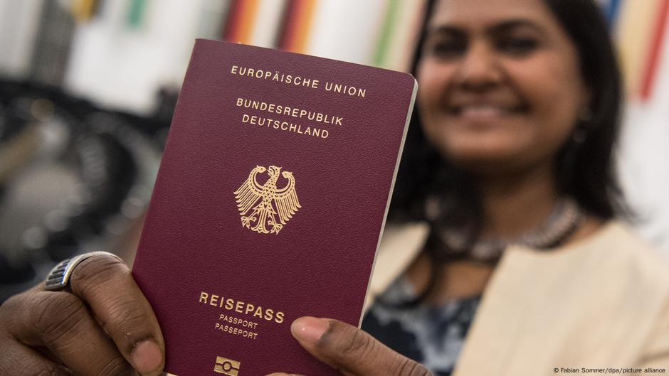 Ganc nov: nemački pasoš na ceremoniji dodeljivanja državljanstva u Frankfurtu na Majni