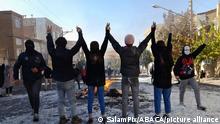 Junge Menschen protestieren auf der Straße gegen das iranische Regime - die Frauen tragen kein Kopftuch