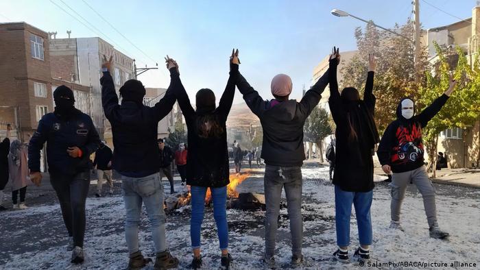 持续已近三个月的示威浪潮中,据信大约五百人死于警民冲突。 持续已近三个月的示威浪潮中,据信大约五百人死于警民冲突。