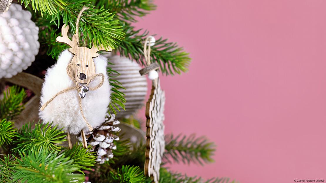 Decoração de árvore de Natal feita de madeira e lã