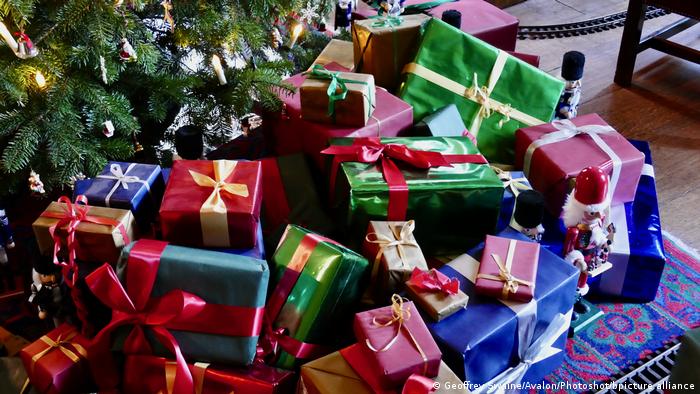 Geschenke liegen verpackt unterm Weihnachtsbaum