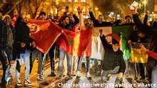 Fußball, WM, Marokko - Spanien, Finalrunde, Achtelfinale. Marokko-Fans feiern auf der Straße mit Flaggen und Trommeln nach dem Sieg ihrer Mannschaft im Elfmeterschießen. +++ dpa-Bildfunk +++