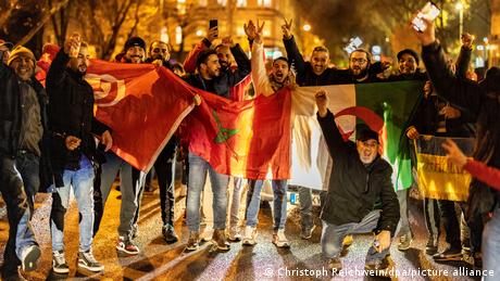 مشجعون مغاربيون يحتفلون بفوز المنتخب المغربي على نظيره الإسباني في مونديال قطر 2022
