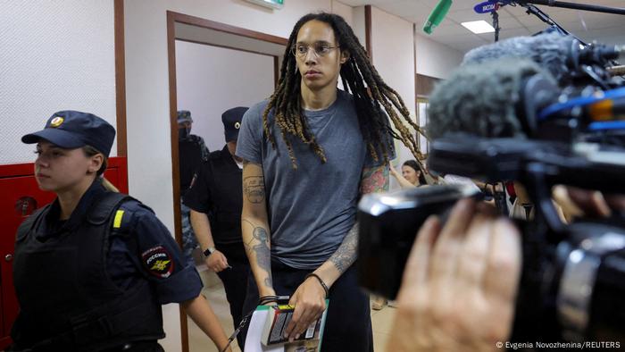 La atleta Brittney Griner es escoltada por personal de seguridad ruso.