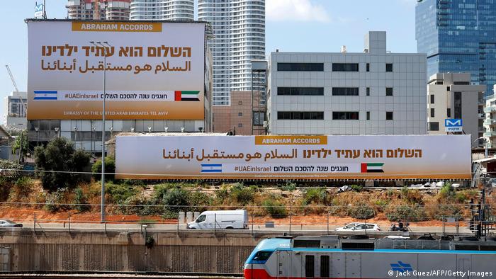 لوحات إعلانية لسفارة الإمارات العربية المتحدة شوهدت على طول الطريق السريع في مدينة تل أبيب