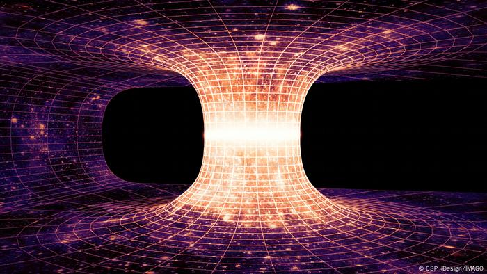 En los años 30, un colega de Einstein llamado Nathan Rosen demostró que no había nada que dijera que el espaciotiempo profundamente curvado de un agujero negro no pudiera conectarse con los picos escarpados de un agujero blanco para formar algún tipo de puente. 