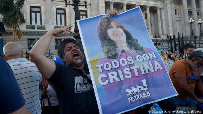 Simpatizante de CFK con una pancarta.
