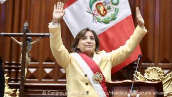 La nueva presidenta del Perú levanta los brazos