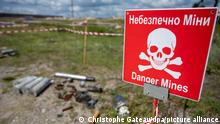 En los terrenos del aeropuerto Antonov, de Ucrania, hay una zona de entrenamiento para la retirada de minas y artefactos explosivos. Hay una señal de advertencia en el borde que dice Peligro Minas. (Archivo)