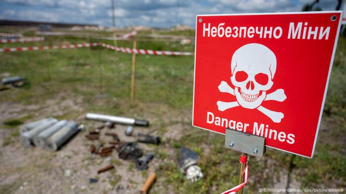 En los terrenos del aeropuerto Antonov, de Ucrania, hay una zona de entrenamiento para la retirada de minas y artefactos explosivos. Hay una señal de advertencia en el borde que dice Peligro Minas. (Archivo)