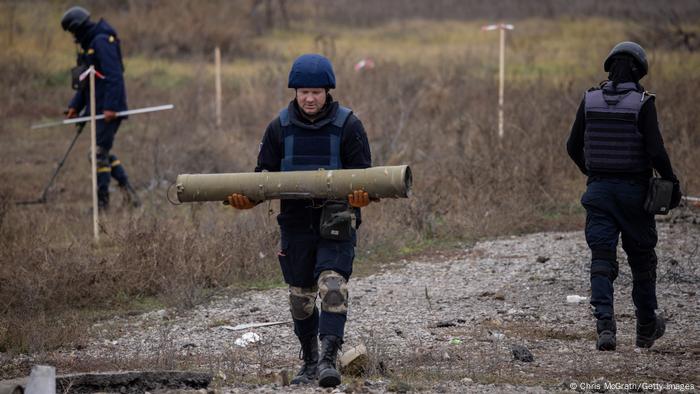 Miembros de un equipo de desminado remueven artefactos explosivos en la recuperada región ucraniana de Jersón. (Archivo: 16.11.2022)
