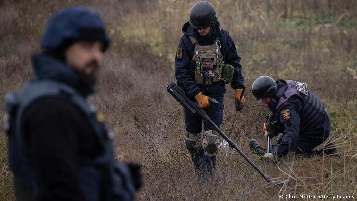 Ukraine I Suche nach nicht explodierten Sprengkörpern und Landminen