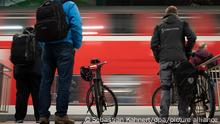 Eine S-Bahn der Deutschen Bahn fährt an einem Bahnsteig im Hauptbahnhof. Das geplante 49-Euro-Ticket für den Öffentlichen Personennahverkehr (ÖPNV) ist aus Sicht des Fahrgastverbands Pro Bahn für einkommensschwache Menschen nach wie vor zu teuer. (zu dpa «Pro Bahn: 49-Euro-Ticket für einkommensschwache Menschen zu teuer») +++ dpa-Bildfunk +++