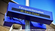 Infotafel an einem Bahnsteig mit Aufschrift 49-Euro-Ticket, 49-Euro-Ticket als möglicher Nachfolger des Neun-Euro-Tickets, Symbolfoto