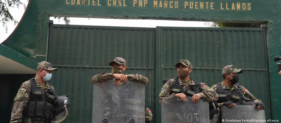 Un grupo de oficiales monta guardia en la base de la Policía Nacional en las afueras de Lima, donde el expresidente Pedro Castillo está detenido bajo cargos de rebelión.
