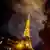 Der Eifelturm in Paris bei Nacht mit bewölktem Himmel