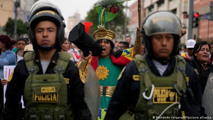 Fuerzas policiales escoltan protesta en apoyo a Pedro Castillo en Lima. (8.12.2022).