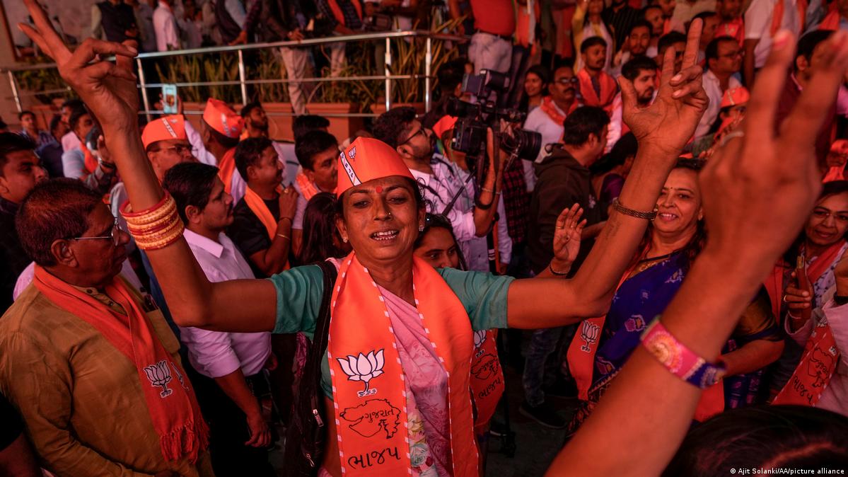 India: BJP wins Gujarat, loses Himachal in state elections – DW – 12/09/2022