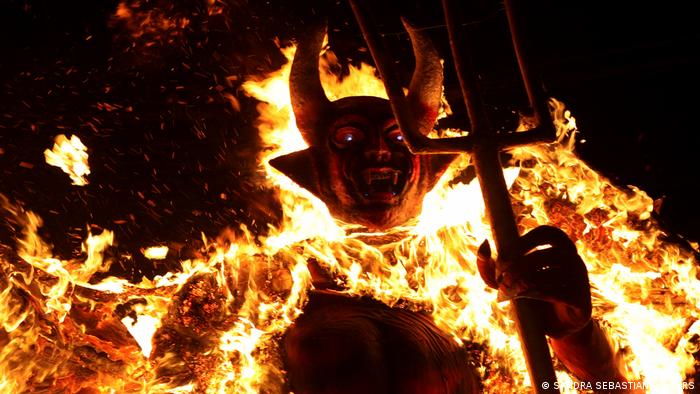 Tradición de la Quema del diablo en Guatemala: una figura de cinco metros de altura que simboliza al diablo se prende fuego en la calle al iniciarse la temporada navideña.