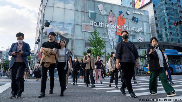 Südkorea Seoul | Passanten vor Samsung Flagship-Store
