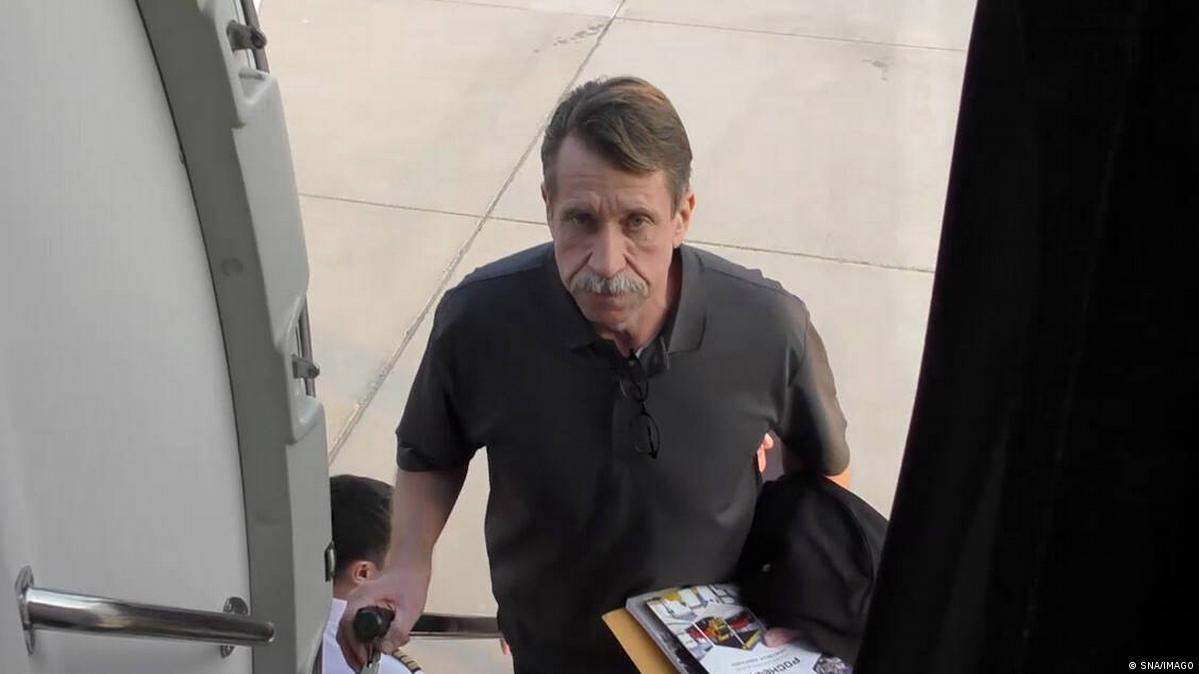 Viktor Bout boards a private jet in Abu Dhabi en route to Moscow