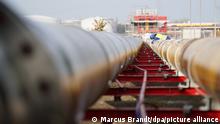 ARCHIV - 15.11.2022, Schleswig-Holstein, Brunsbüttel: Arbeiter bauen Gas-Pipelines für den geplanten LNG-Flüssiggas-Schwimmterminal zusammen. Das Schwimmterminal soll noch in diesem Jahr seine Arbeit aufnehmen. Der erste LNG-Tanker soll Ende Dezember in Brunsbüttel festmachen. +++ dpa-Bildfunk +++