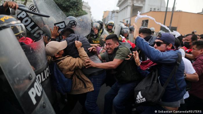 Seguidores de Pedro Castillo se enfrentan a fuerzas de seguridad. 