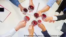 Gruppe Business Leute stoßen an mit Rotwein in einem Meeting als Alkohol Konzept