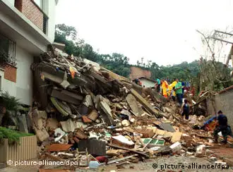 巴西暴雨引发山体滑坡和泥石流，造成重大人员伤亡